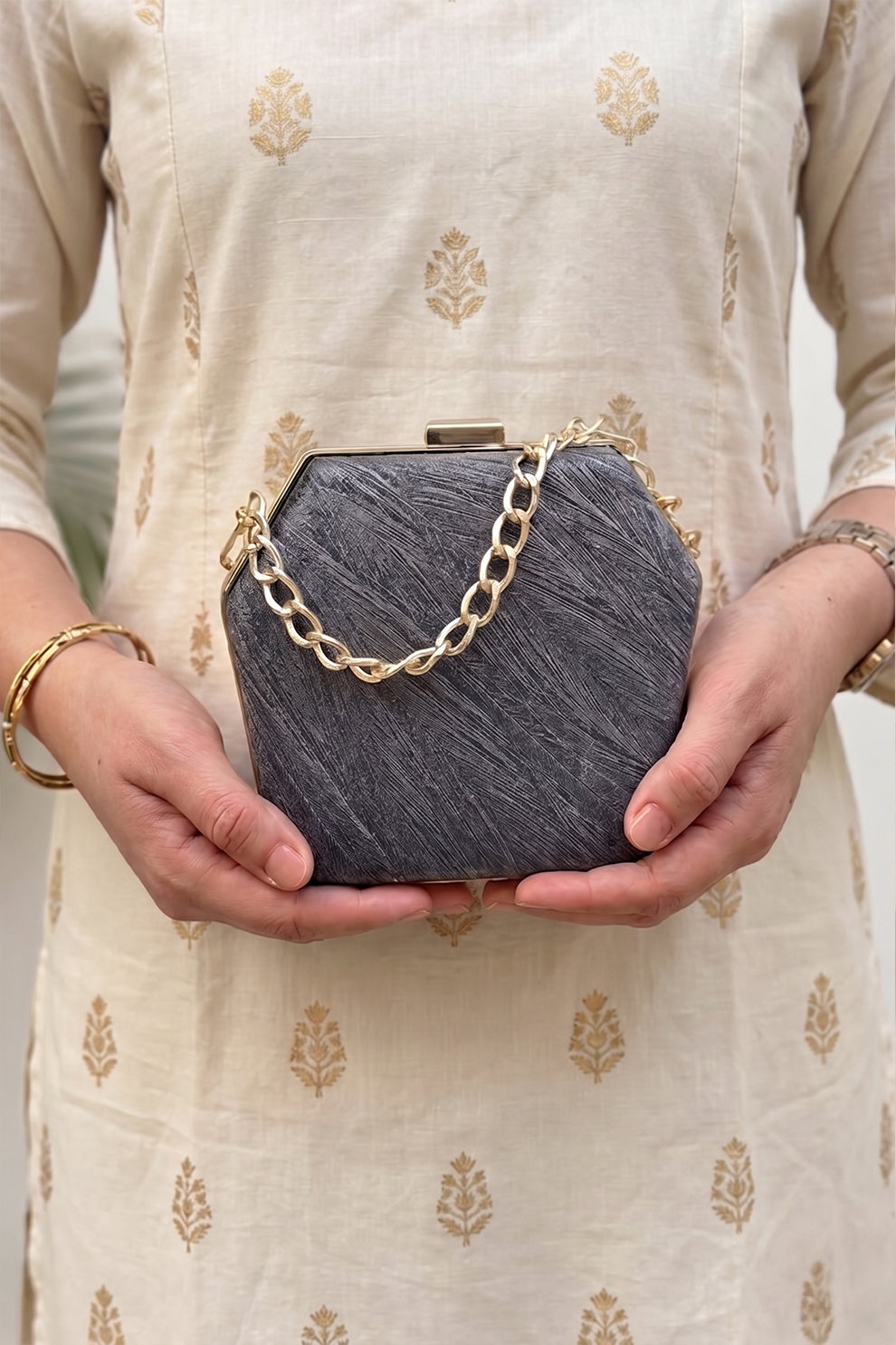 Trendy affordable women Clutch Purse bags. Clutches Collection Fineur Online Pakistan