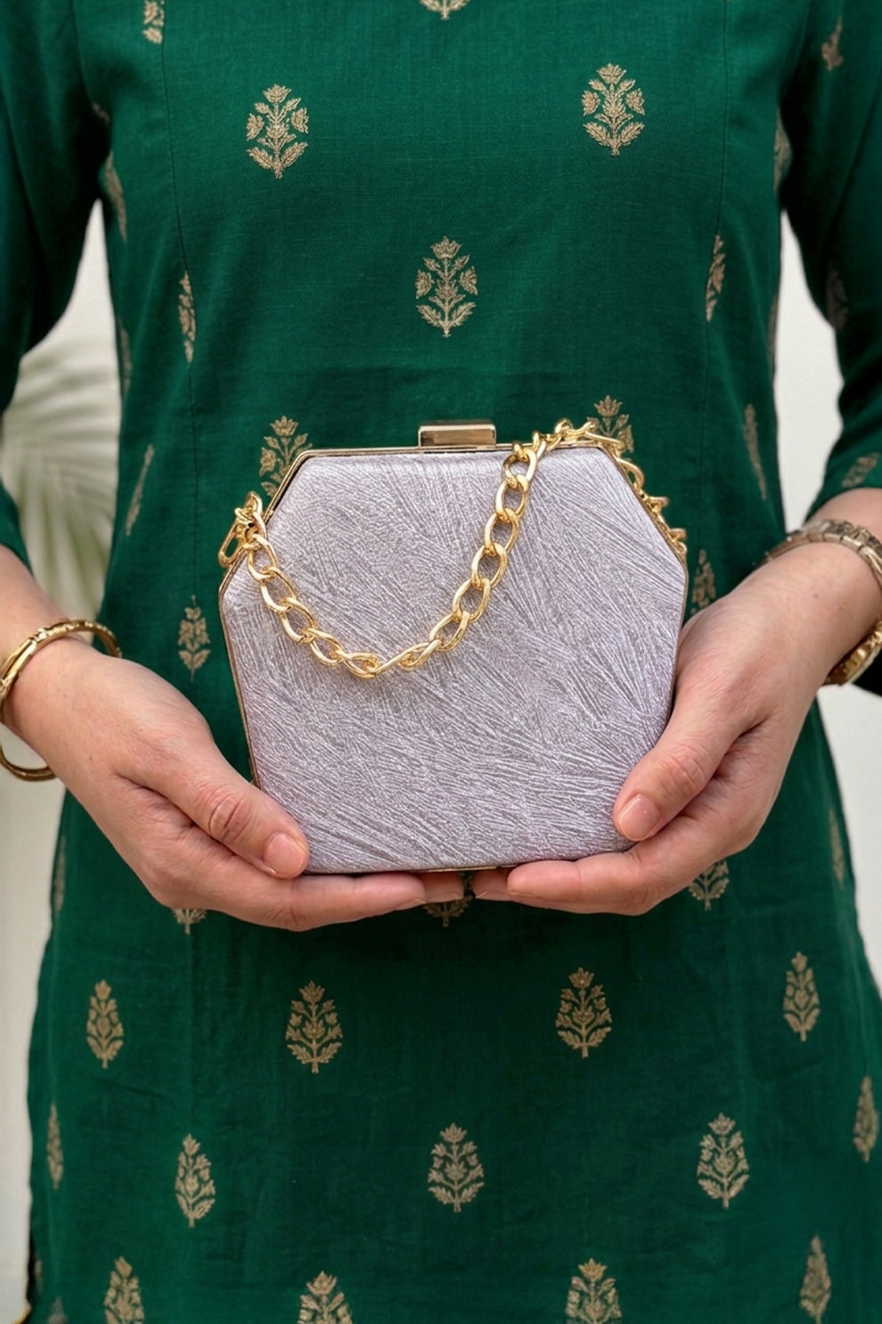 Trendy affordable women Clutch Purse bags. Clutches Collection Fineur Online Pakistan