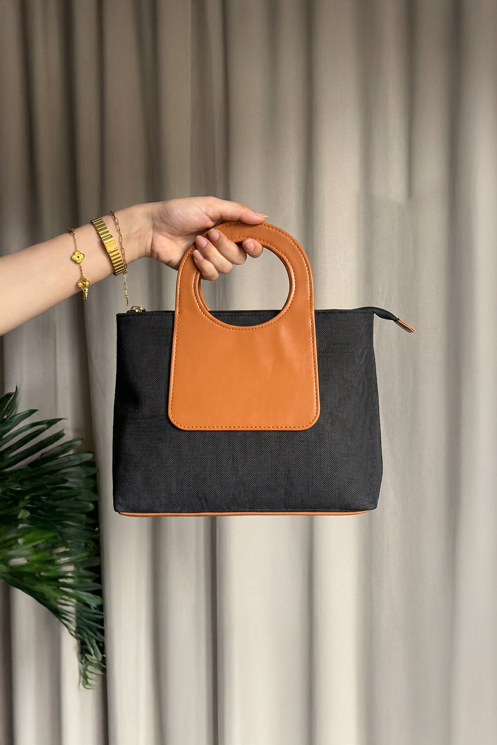 Fineur Halo Jute Shoulder Bag - Black