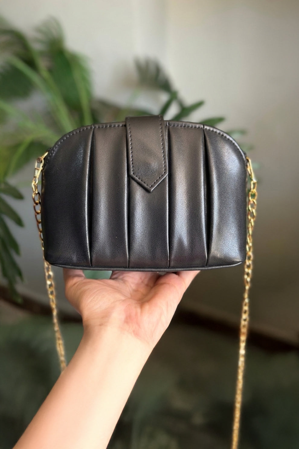 Fineur Crossbody Arc Flap - Black