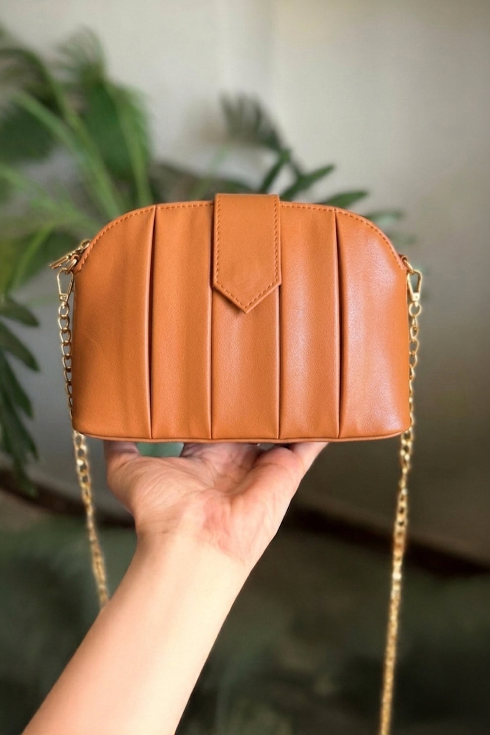 Fineur Crossbody Arc Flap - Brown