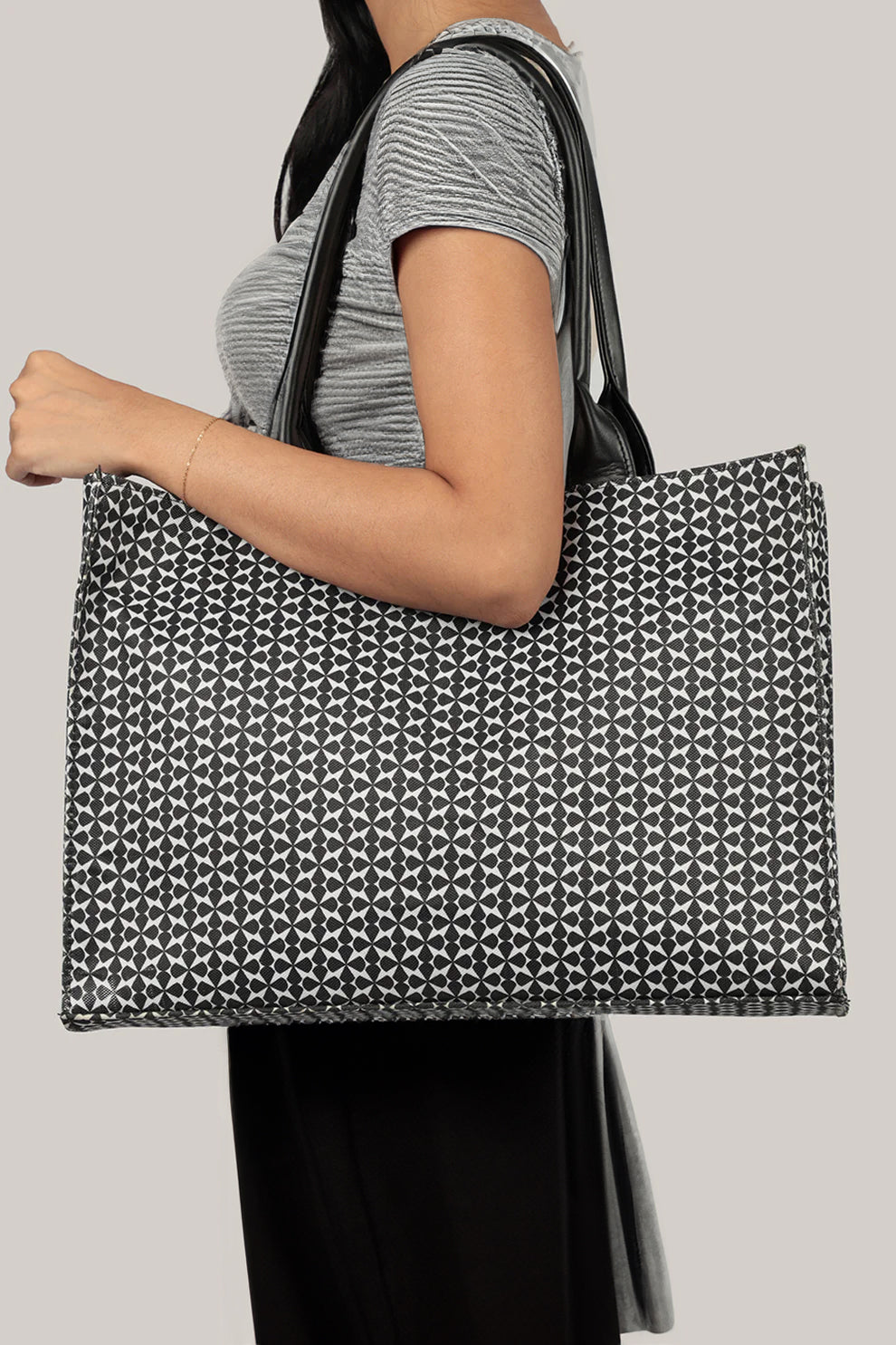 Get Stylish Canvas Tote Featuring Premium Handle in Pakistan