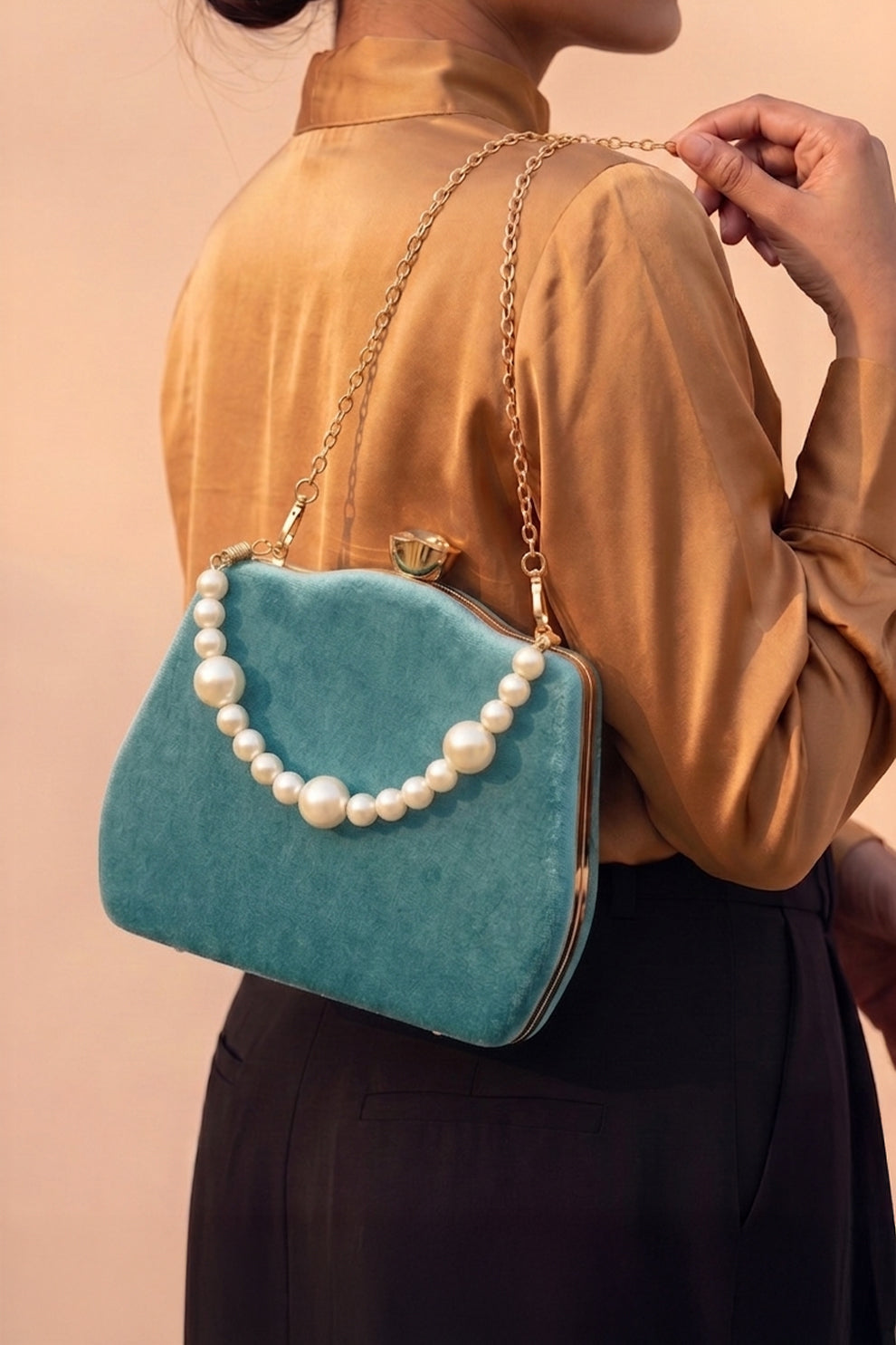 Trendy affordable women Clutch Purse bags. Clutches Collection Fineur Online Pakistan