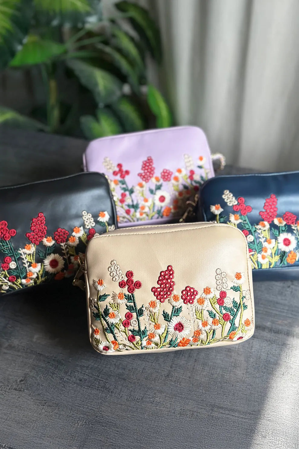 Fineur Crossbody Blossom Embroidered - Black